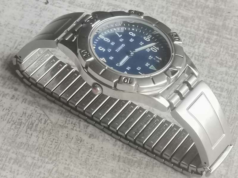 STUNNING MENS ROTATING BEZEL WATCH WITH STAINLESS STEEL SWATCH STRAP IN EXCELLENT WORKING CONDITION