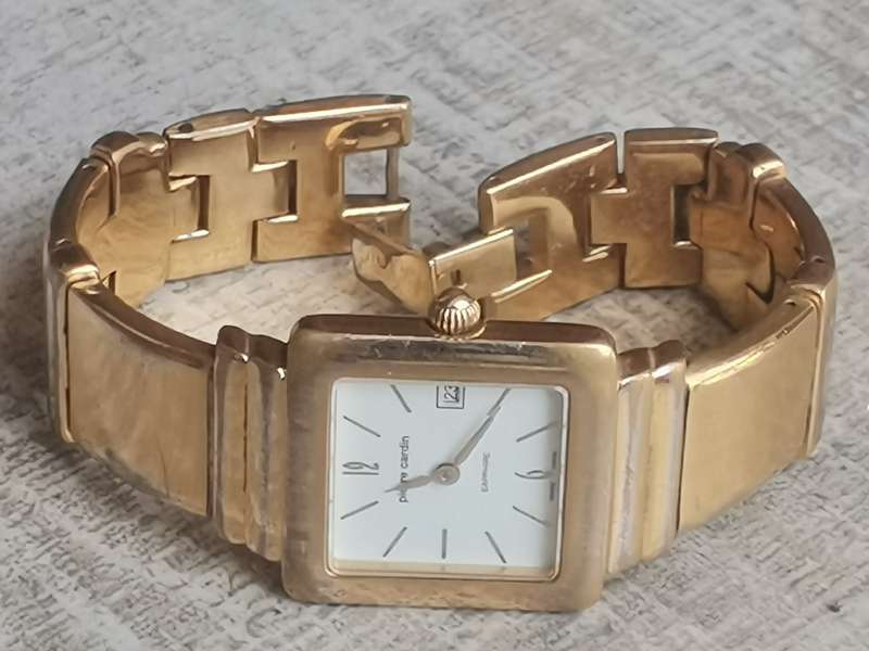 LADIES STUNNING PIERRE CARDIN SWISS MADE GOLD WATCH IN EXCELLENT WORKING CONDITION