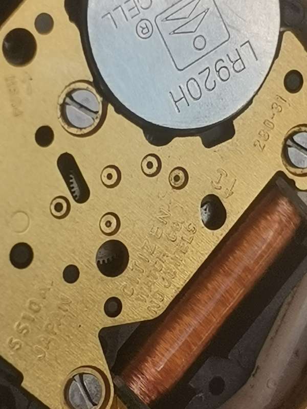 VINTAGE MENS CITIZEN WATCH - RUNS AND STOPS PROBABLY NEEDS A SERVICE