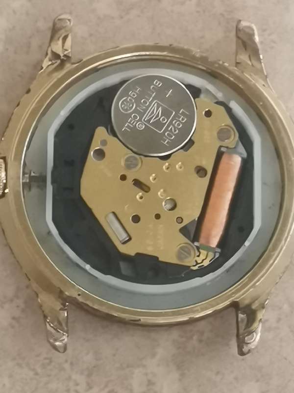 VINTAGE MENS CITIZEN WATCH - RUNS AND STOPS PROBABLY NEEDS A SERVICE
