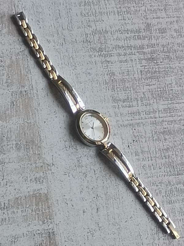 STUNNING LADIES HALLMARK 2 TONE WATCH IN EXCELLENT WORKING CONDITION