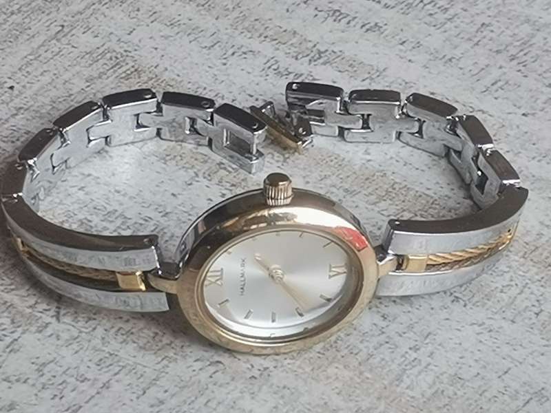 STUNNING LADIES HALLMARK 2 TONE WATCH IN EXCELLENT WORKING CONDITION