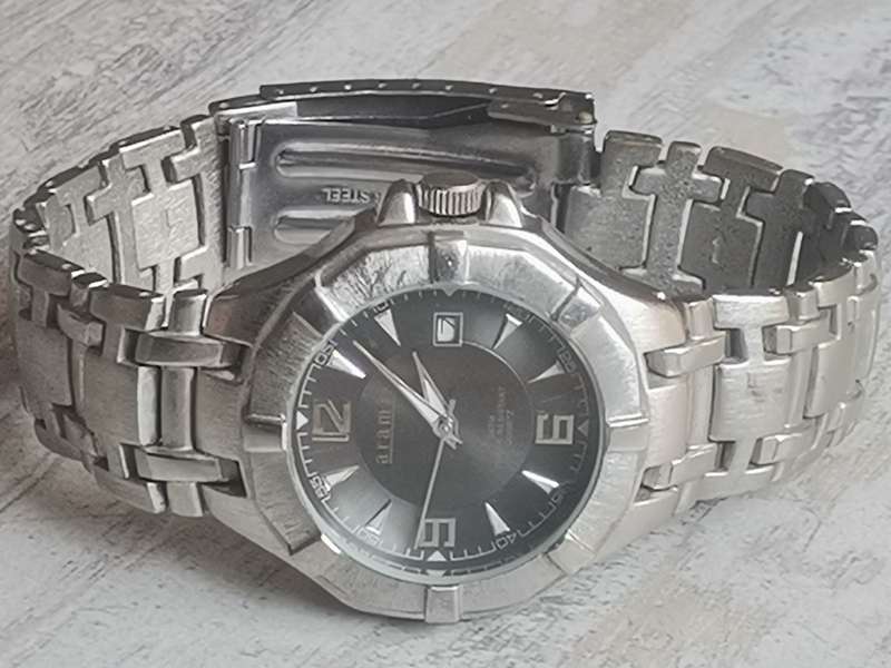 MENS ARAMIS STAINLESS STEEL WATCH IN EXCELLENT WORKING CONDITION