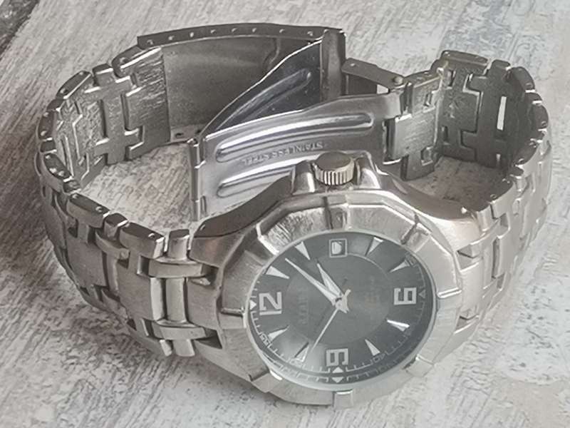 MENS ARAMIS STAINLESS STEEL WATCH IN EXCELLENT WORKING CONDITION
