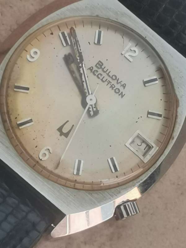 MENS VINTAGE BULOVA ACCUTRON QUARTZ WATCH - UNTESTED SELLING AS IS