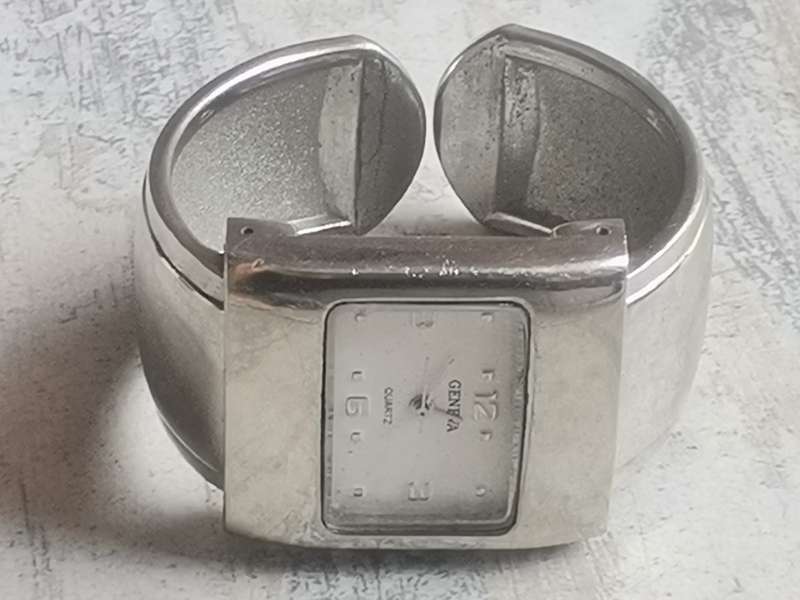 LADIES GENEVA STAINLESS STEEL BANGLE WATCH IN EXCELLENT WORKING CONDITION