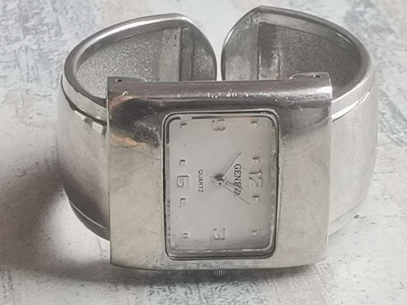 LADIES GENEVA STAINLESS STEEL BANGLE WATCH IN EXCELLENT WORKING CONDITION