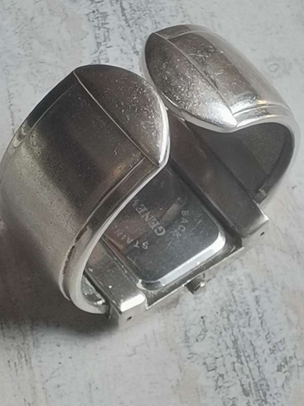 LADIES GENEVA STAINLESS STEEL BANGLE WATCH IN EXCELLENT WORKING CONDITION