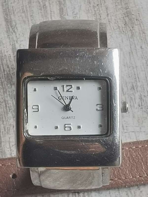 LADIES GENEVA STAINLESS STEEL BANGLE WATCH IN EXCELLENT WORKING CONDITION