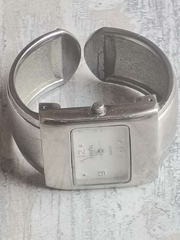 LADIES GENEVA STAINLESS STEEL BANGLE WATCH IN EXCELLENT WORKING CONDITION