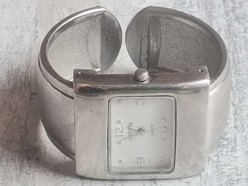 LADIES GENEVA STAINLESS STEEL BANGLE WATCH IN EXCELLENT WORKING CONDITION