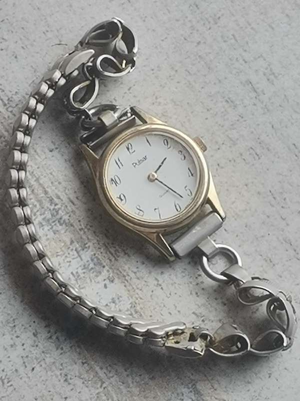 ELEGANT VINTAGE LADIES PULSAR QUARTZ WATCH IN EXCELLENT WORKING CONDITION