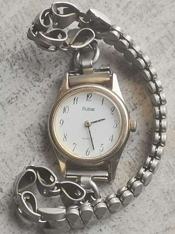 ELEGANT VINTAGE LADIES PULSAR QUARTZ WATCH IN EXCELLENT WORKING CONDITION