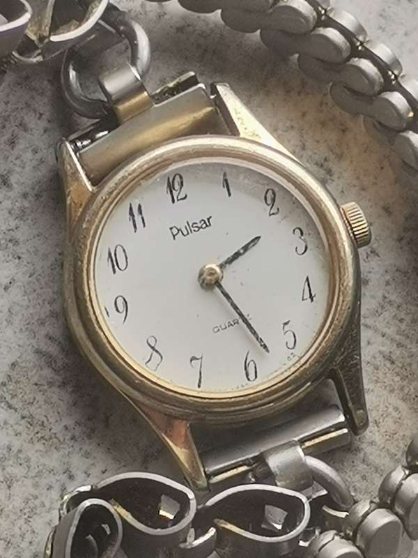 ELEGANT VINTAGE LADIES PULSAR QUARTZ WATCH IN EXCELLENT WORKING CONDITION