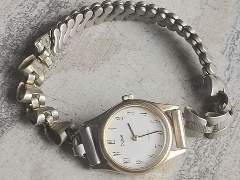 ELEGANT VINTAGE LADIES PULSAR QUARTZ WATCH IN EXCELLENT WORKING CONDITION