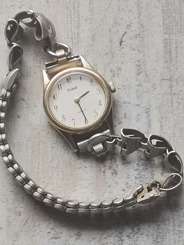 ELEGANT VINTAGE LADIES PULSAR QUARTZ WATCH IN EXCELLENT WORKING CONDITION