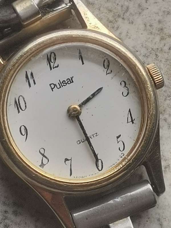 ELEGANT VINTAGE LADIES PULSAR QUARTZ WATCH IN EXCELLENT WORKING CONDITION