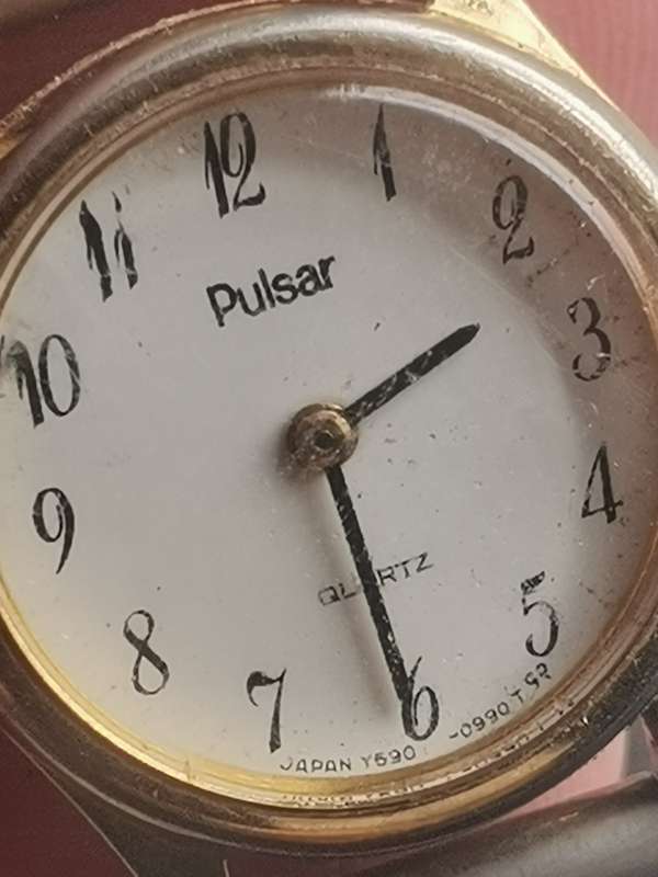 ELEGANT VINTAGE LADIES PULSAR QUARTZ WATCH IN EXCELLENT WORKING CONDITION
