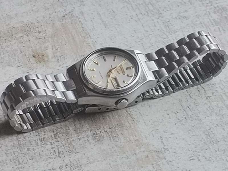 LADIES SEIKO 5 AUTOMATIC WATCH WITH DAY/DATE FUNCTION - WORKS WELL BUT NEED SERVICE