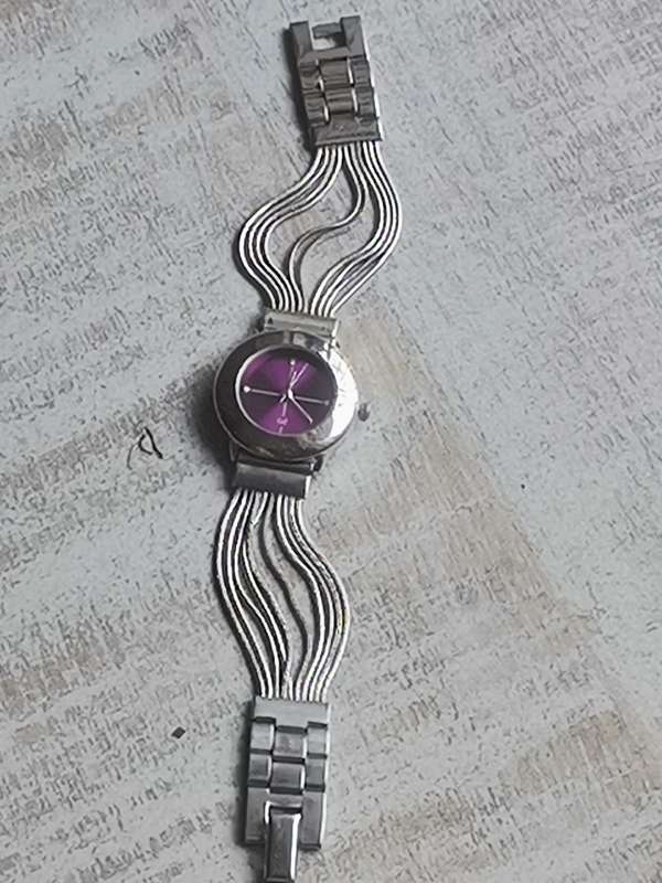 STYLISH LADIES QZ WATCH IN EXCELLENT WORKING CONDITION