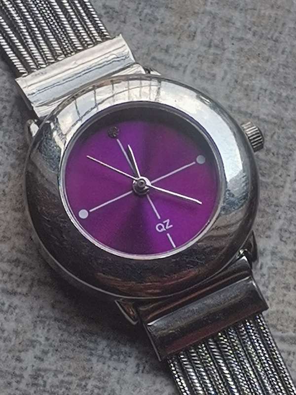 STYLISH LADIES QZ WATCH IN EXCELLENT WORKING CONDITION