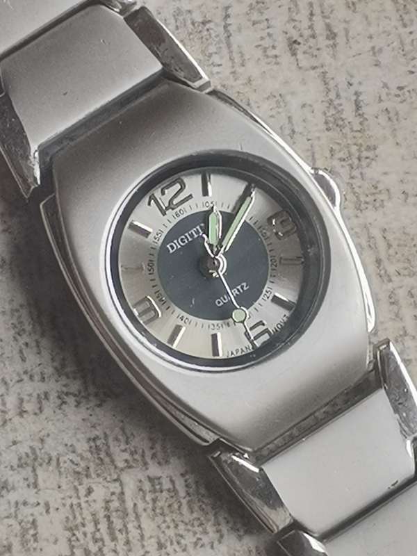 ELEGANT LADIES DIGITIME STAINLESS STEEL WATCH IN EXCELLENT WORKING CONDITION