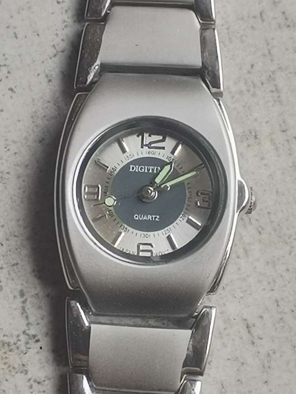 ELEGANT LADIES DIGITIME STAINLESS STEEL WATCH IN EXCELLENT WORKING CONDITION