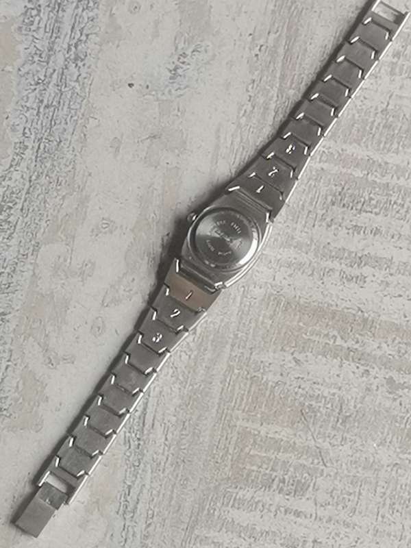 ELEGANT LADIES DIGITIME STAINLESS STEEL WATCH IN EXCELLENT WORKING CONDITION