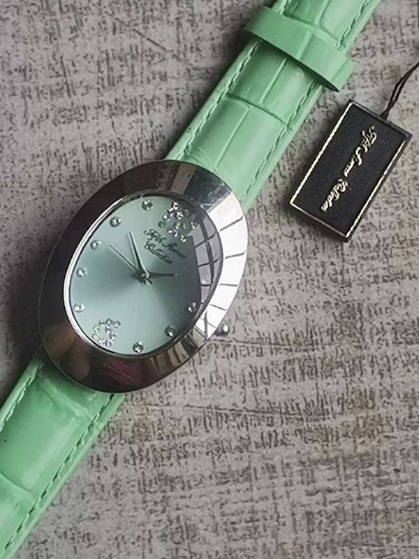LADIES FIFTH AVENUE COLLECTION WATCH IN EXCELLENT WORKING CONDITION