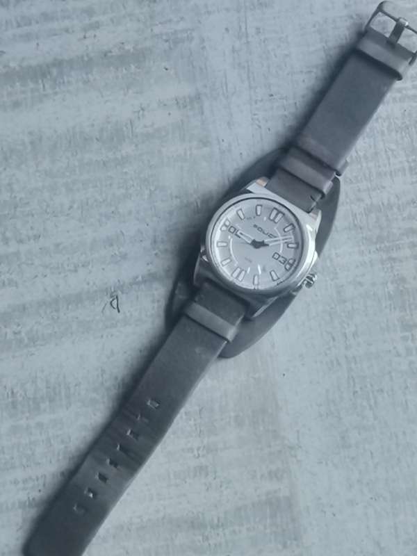 MENS POLICE WATCH WITH ORIGINAL GENUINE LEATHER STRAP IN EXCELLENT WORKING CONDITION