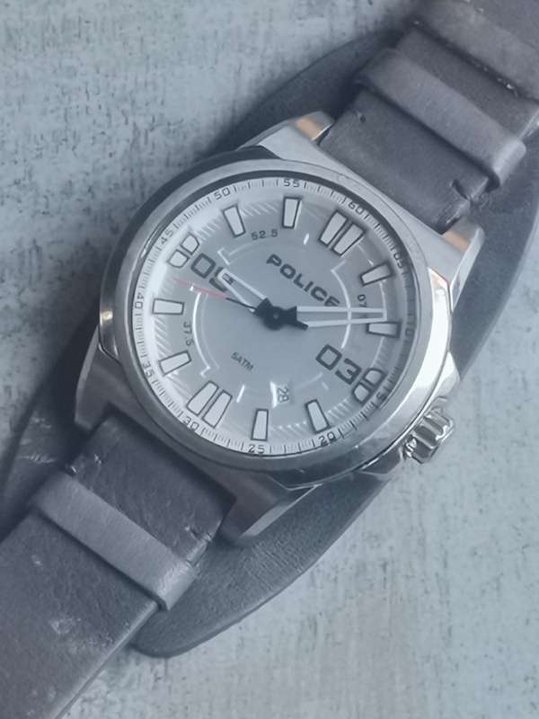 MENS POLICE WATCH WITH ORIGINAL GENUINE LEATHER STRAP IN EXCELLENT WORKING CONDITION