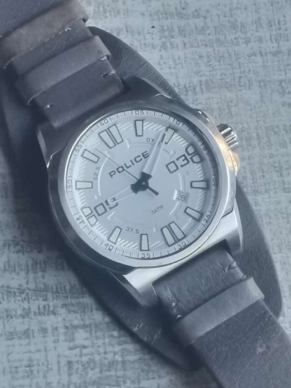 MENS POLICE WATCH WITH ORIGINAL GENUINE LEATHER STRAP IN EXCELLENT WORKING CONDITION