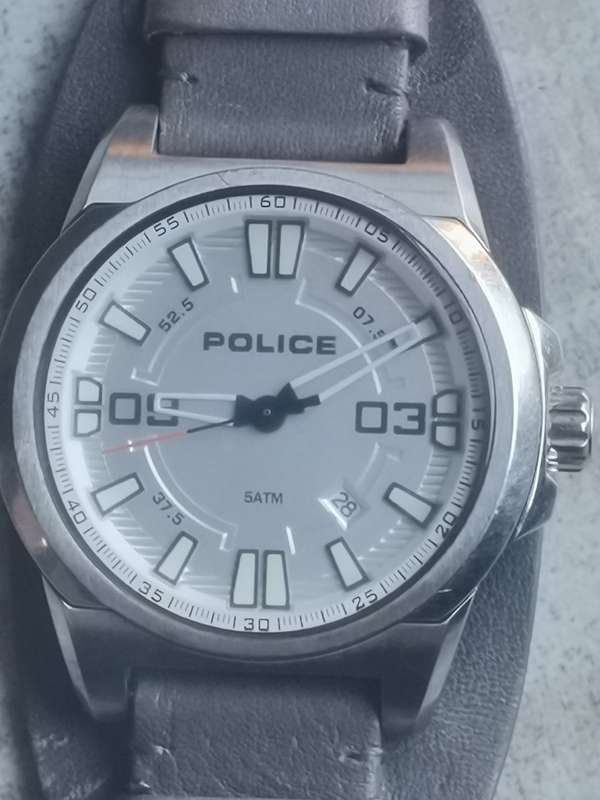 MENS POLICE WATCH WITH ORIGINAL GENUINE LEATHER STRAP IN EXCELLENT WORKING CONDITION