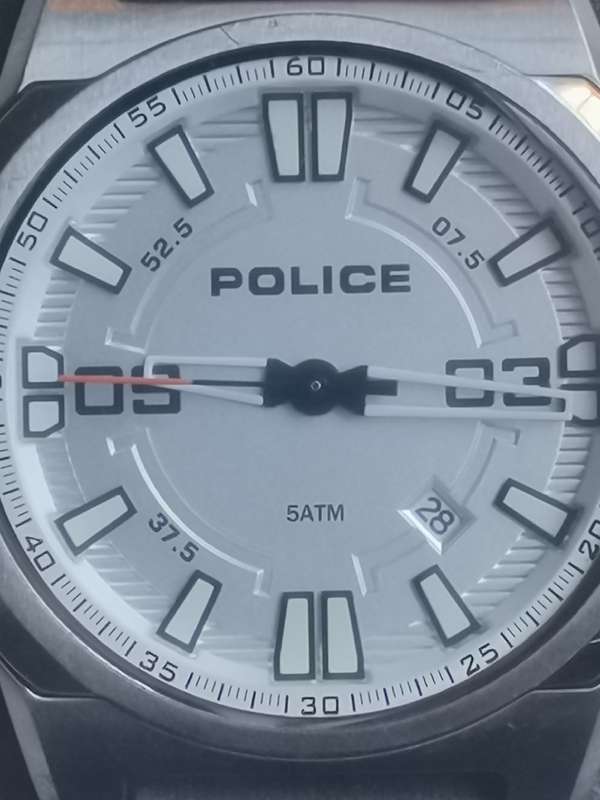 MENS POLICE WATCH WITH ORIGINAL GENUINE LEATHER STRAP IN EXCELLENT WORKING CONDITION