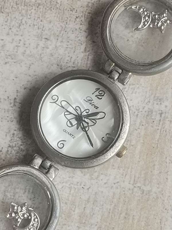 UNIQUE AND STUNNING LADIES DIVA MOTHER OF PEARL BRACELET WATCH IN EXCELLENT WORKING CONDITION
