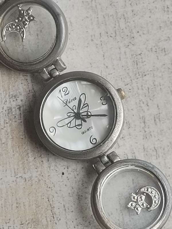 UNIQUE AND STUNNING LADIES DIVA MOTHER OF PEARL BRACELET WATCH IN EXCELLENT WORKING CONDITION