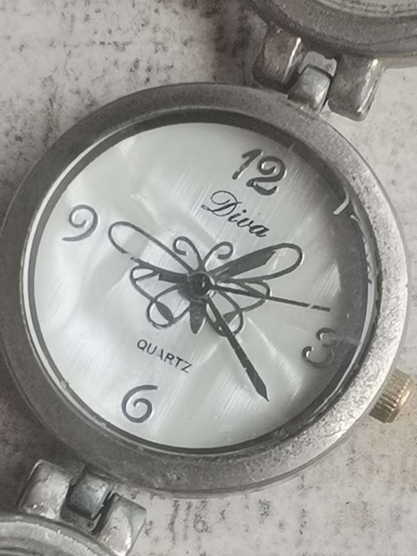 UNIQUE AND STUNNING LADIES DIVA MOTHER OF PEARL BRACELET WATCH IN EXCELLENT WORKING CONDITION