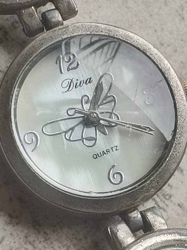 UNIQUE AND STUNNING LADIES DIVA MOTHER OF PEARL BRACELET WATCH IN EXCELLENT WORKING CONDITION