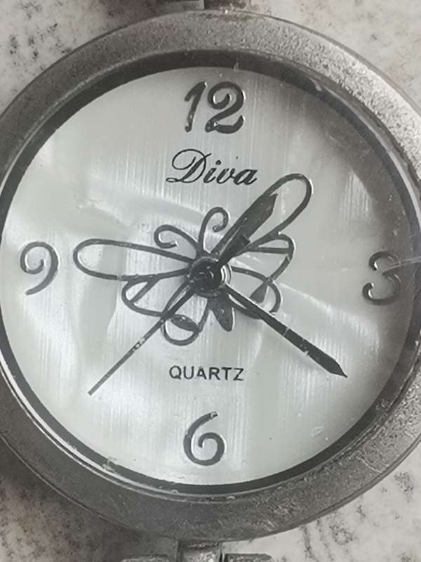 UNIQUE AND STUNNING LADIES DIVA MOTHER OF PEARL BRACELET WATCH IN EXCELLENT WORKING CONDITION