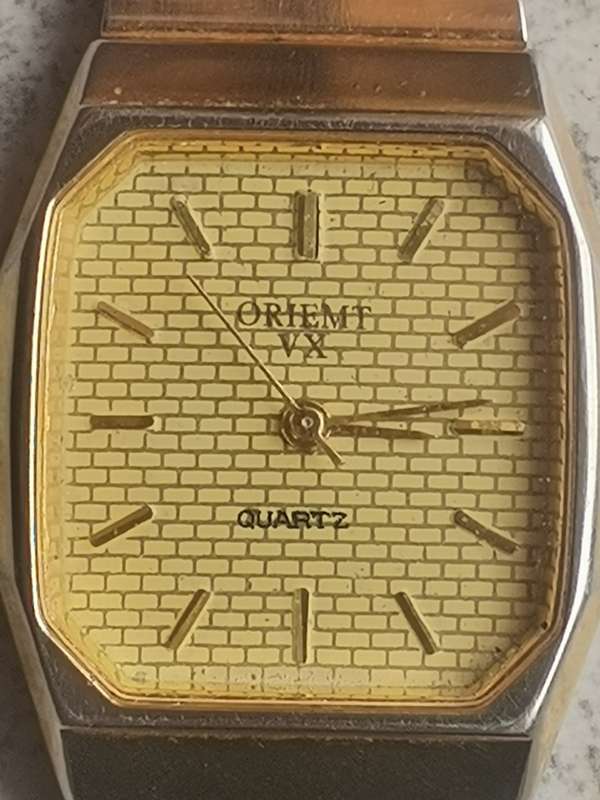 MENS GOLD QUARTZ WATCH IN EXCELLENT WORKING CONDITION