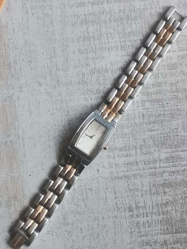 STUNNING LADIES DKNY 2 TONE WATCH IN EXCELLENT WORKING CONDITION