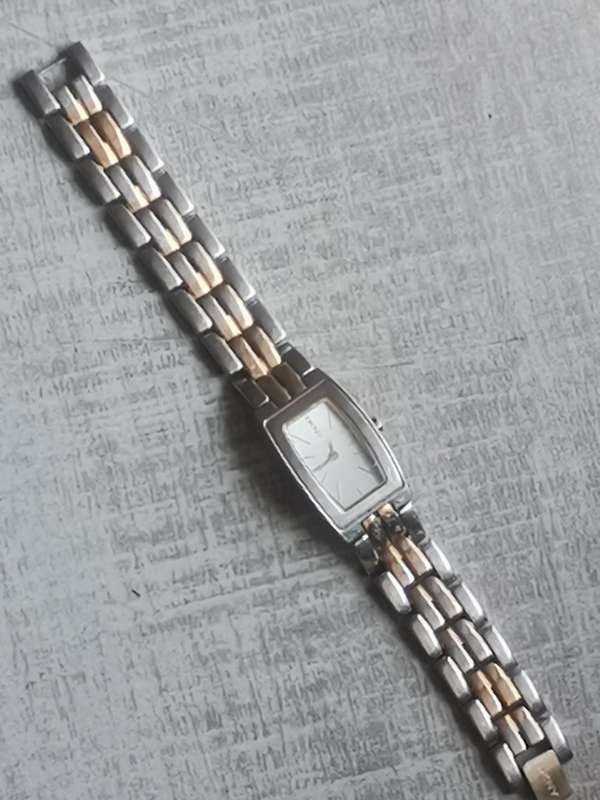 STUNNING LADIES DKNY 2 TONE WATCH IN EXCELLENT WORKING CONDITION