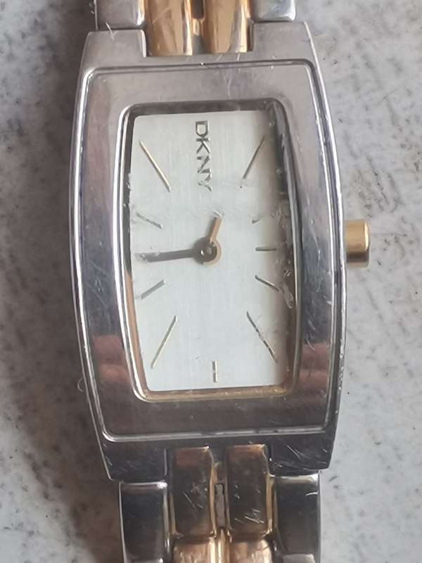 STUNNING LADIES DKNY 2 TONE WATCH IN EXCELLENT WORKING CONDITION