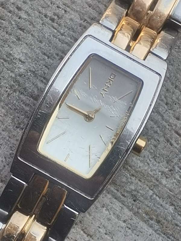 STUNNING LADIES DKNY 2 TONE WATCH IN EXCELLENT WORKING CONDITION