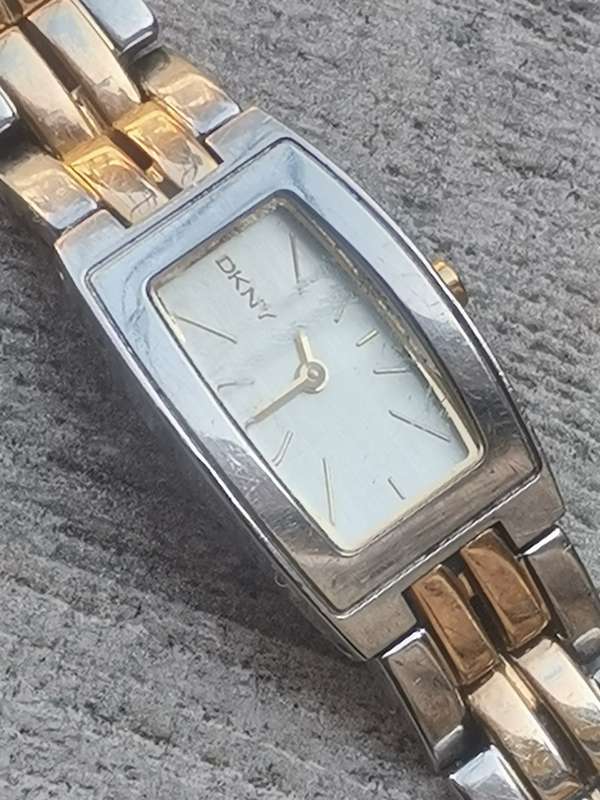 STUNNING LADIES DKNY 2 TONE WATCH IN EXCELLENT WORKING CONDITION