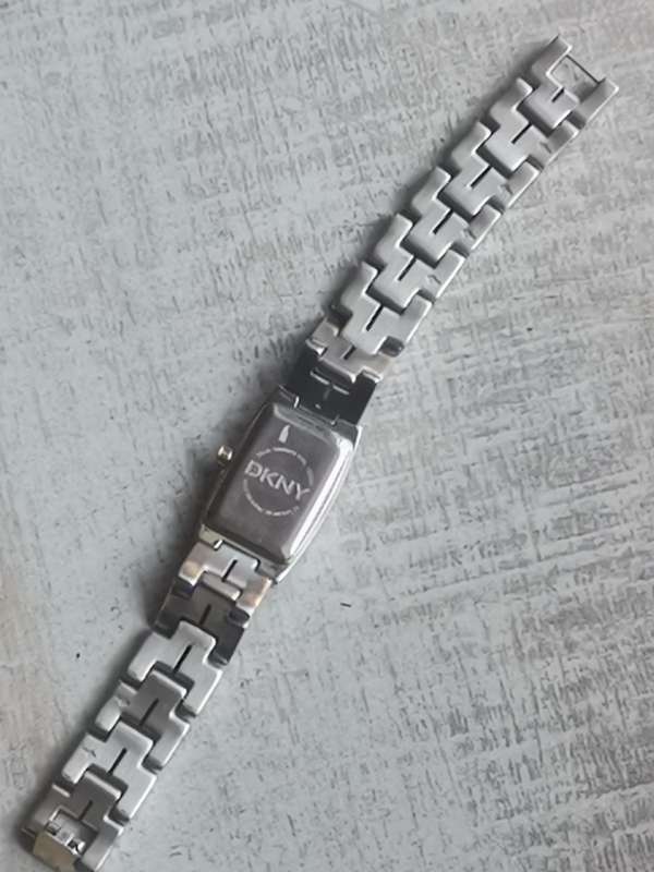 STUNNING LADIES DKNY 2 TONE WATCH IN EXCELLENT WORKING CONDITION