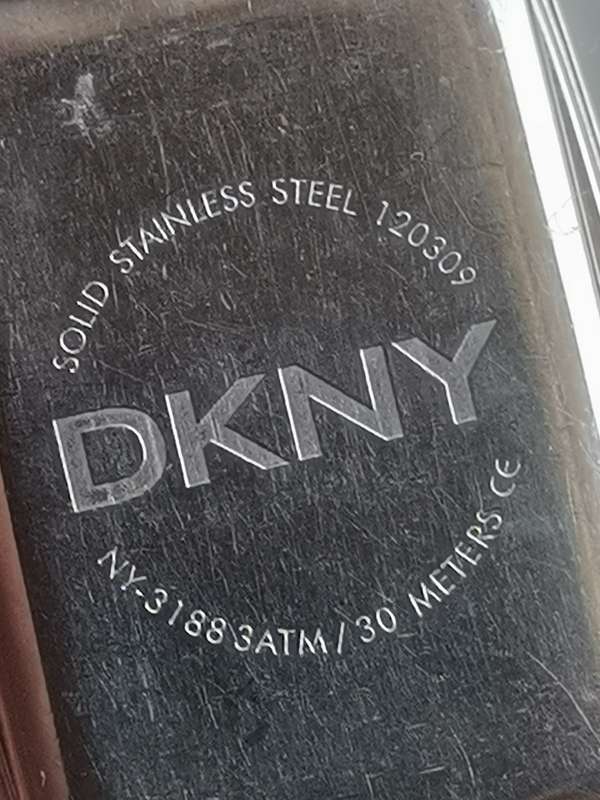 STUNNING LADIES DKNY 2 TONE WATCH IN EXCELLENT WORKING CONDITION