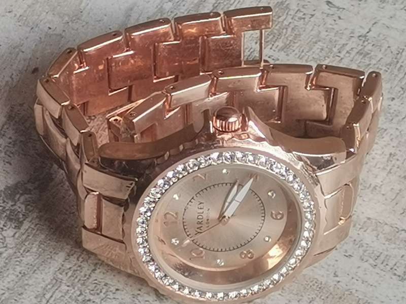 LADIES YARDLEY GOLD PLATED HEAVY WATCH IN EXCELLENT WORKING CONDITION