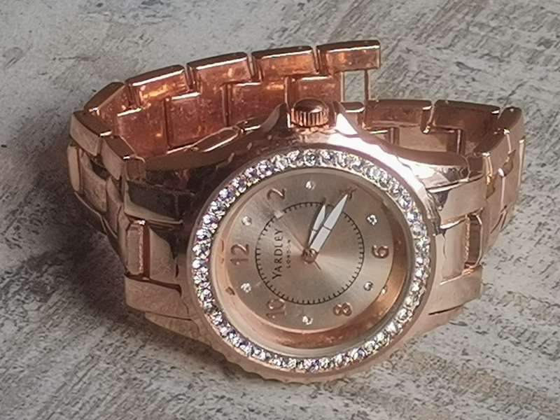 LADIES YARDLEY GOLD PLATED HEAVY WATCH IN EXCELLENT WORKING CONDITION