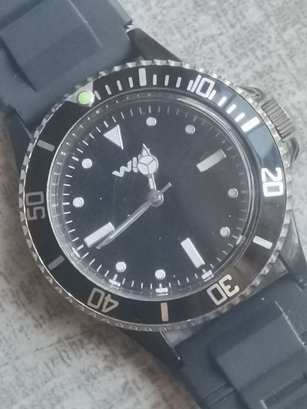 MENS WIN WATCH WITH ROTATING BEZEL IN EXCELLENT WORKING CONDITION